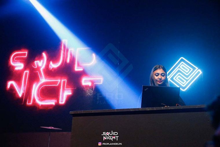 Squid Night, the booth in neon